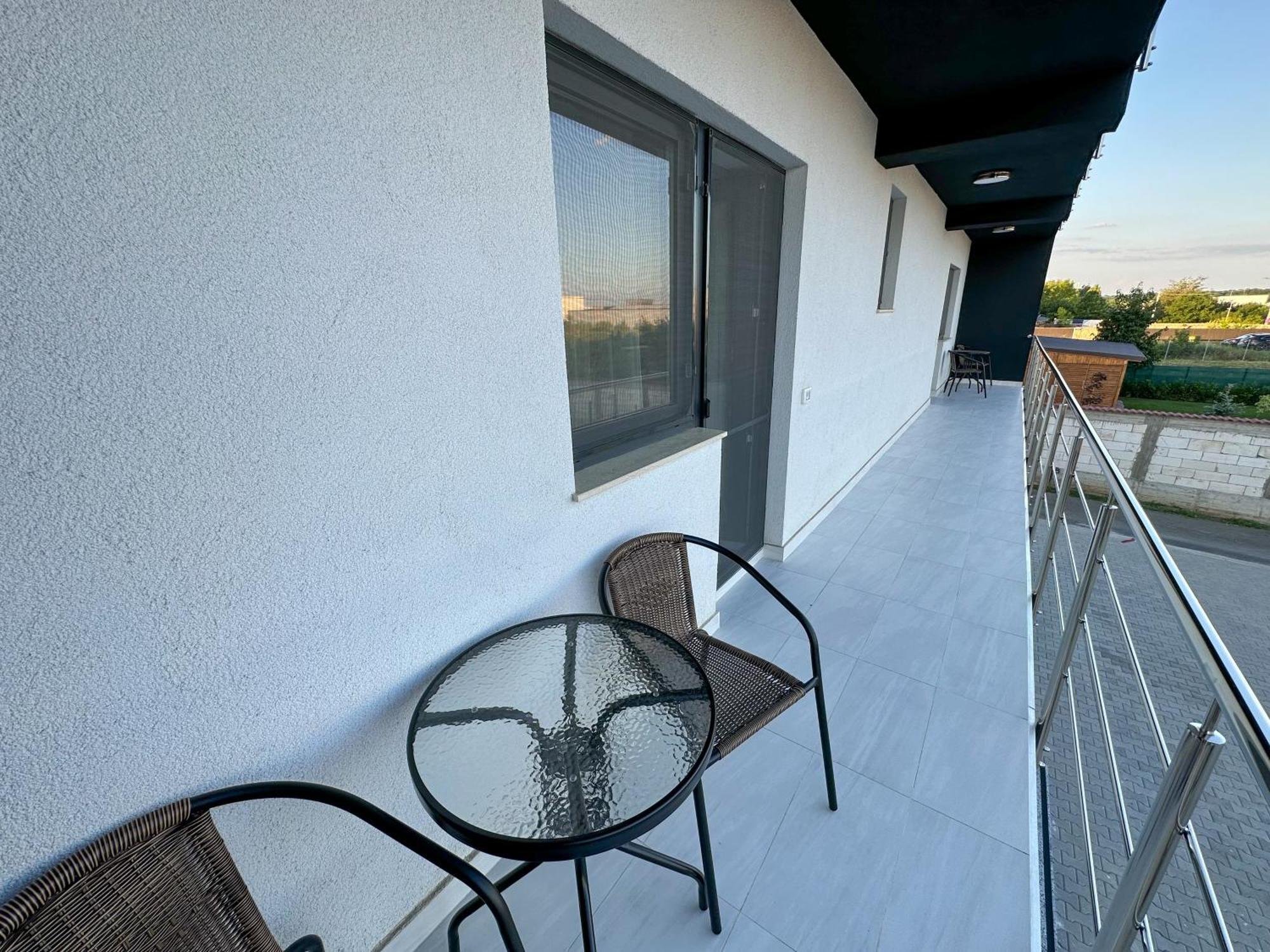 Zim Family Airport Apartment Otopeni Bagian luar foto