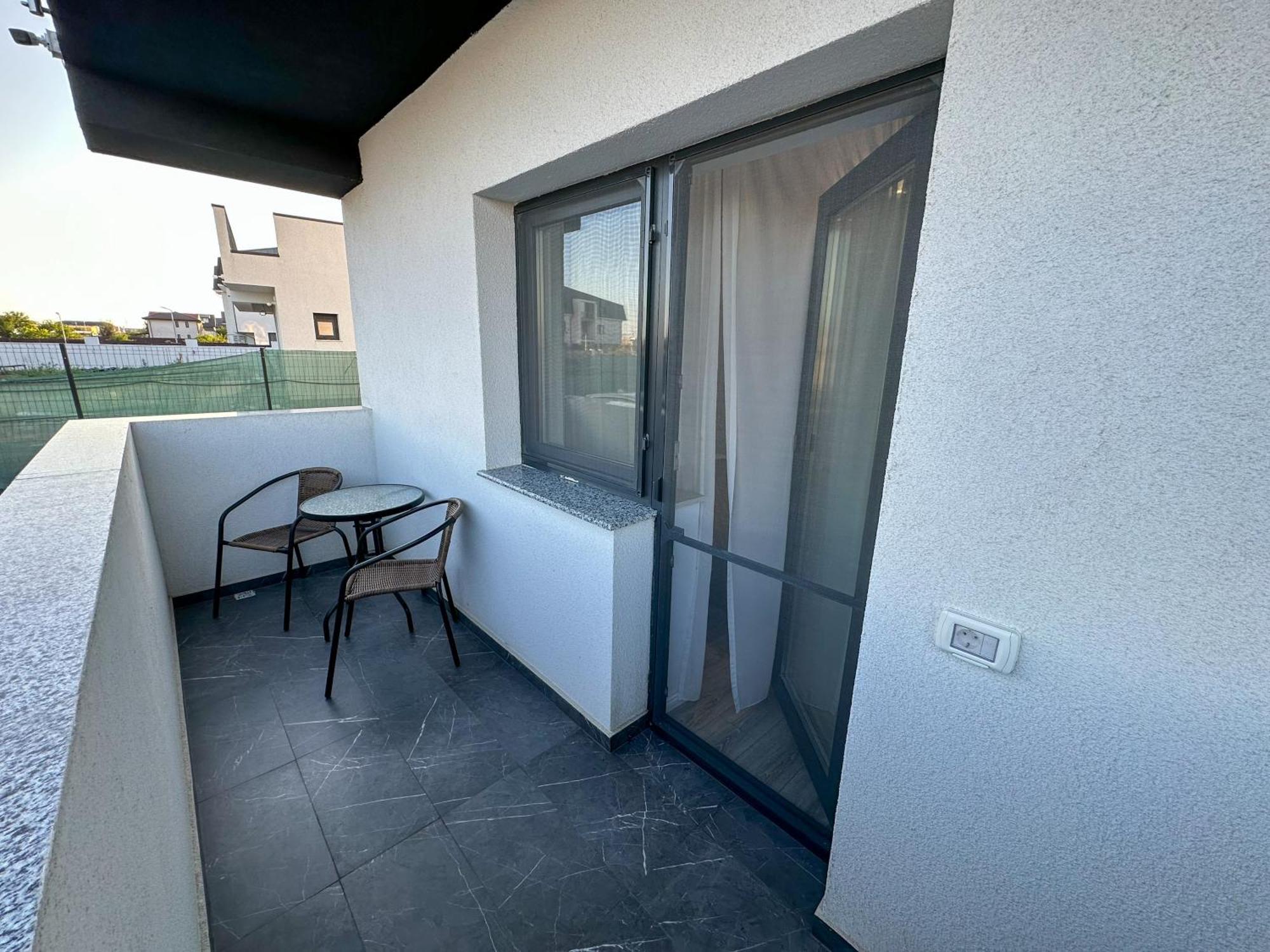 Zim Family Airport Apartment Otopeni Bagian luar foto